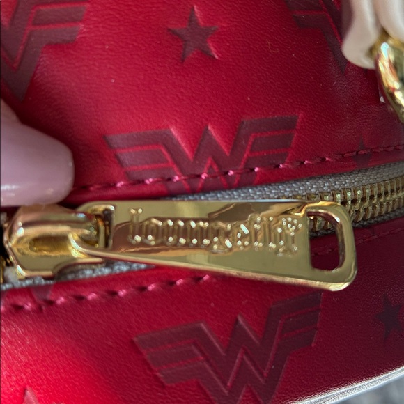 Wonder Woman loungefly backpack NWOT - Picture 3 of 7